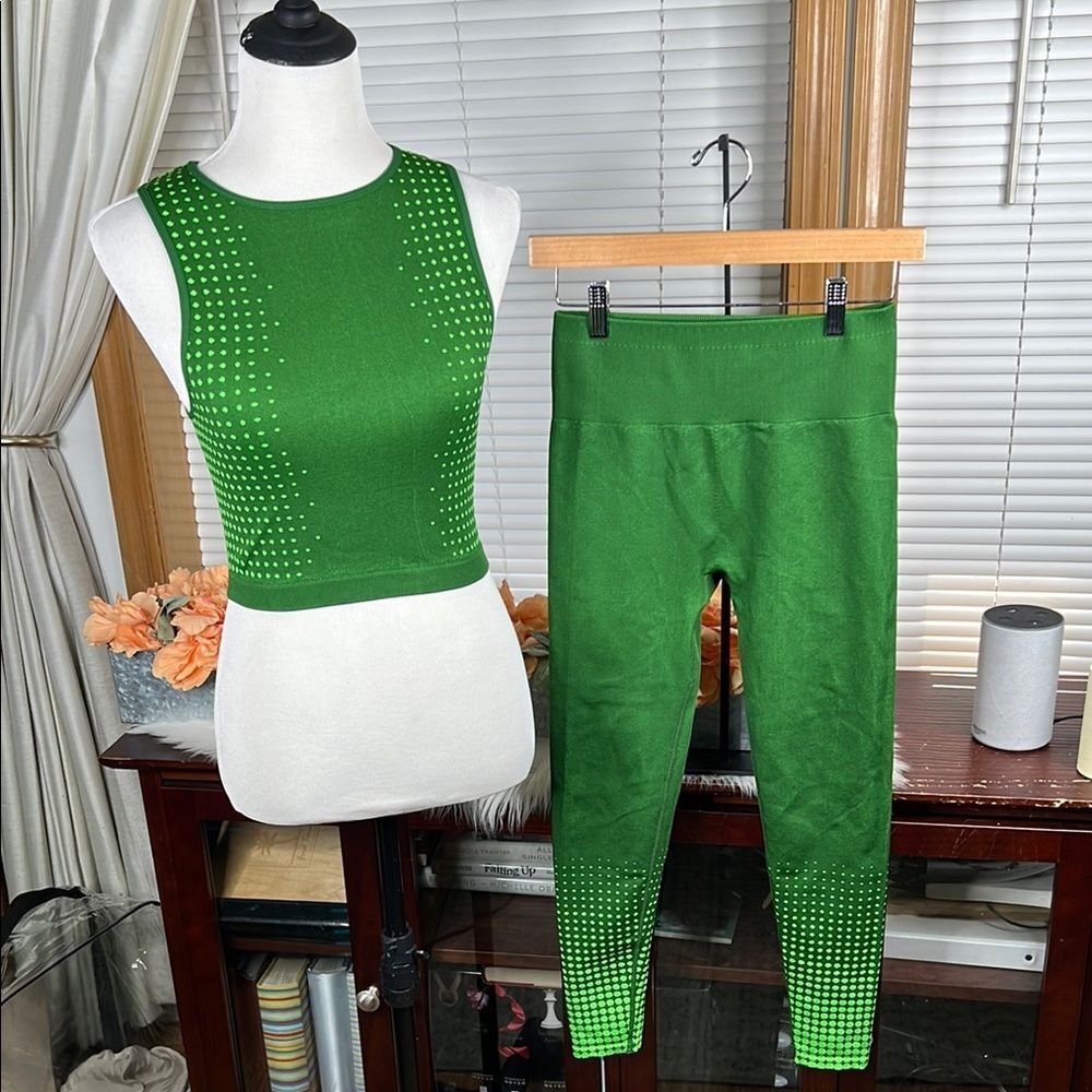 Fabletics Ilana Seamless Crop Top and Leggings  Size Small